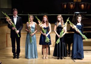 Wykonawcy koncertu w Filharmonii Wrocławskiej 28.08.2011.(od lewej): Piotr Świtoń, Dorota Bajon, Alicja Gutowska, Anna Lipiak, Laura Żybura.